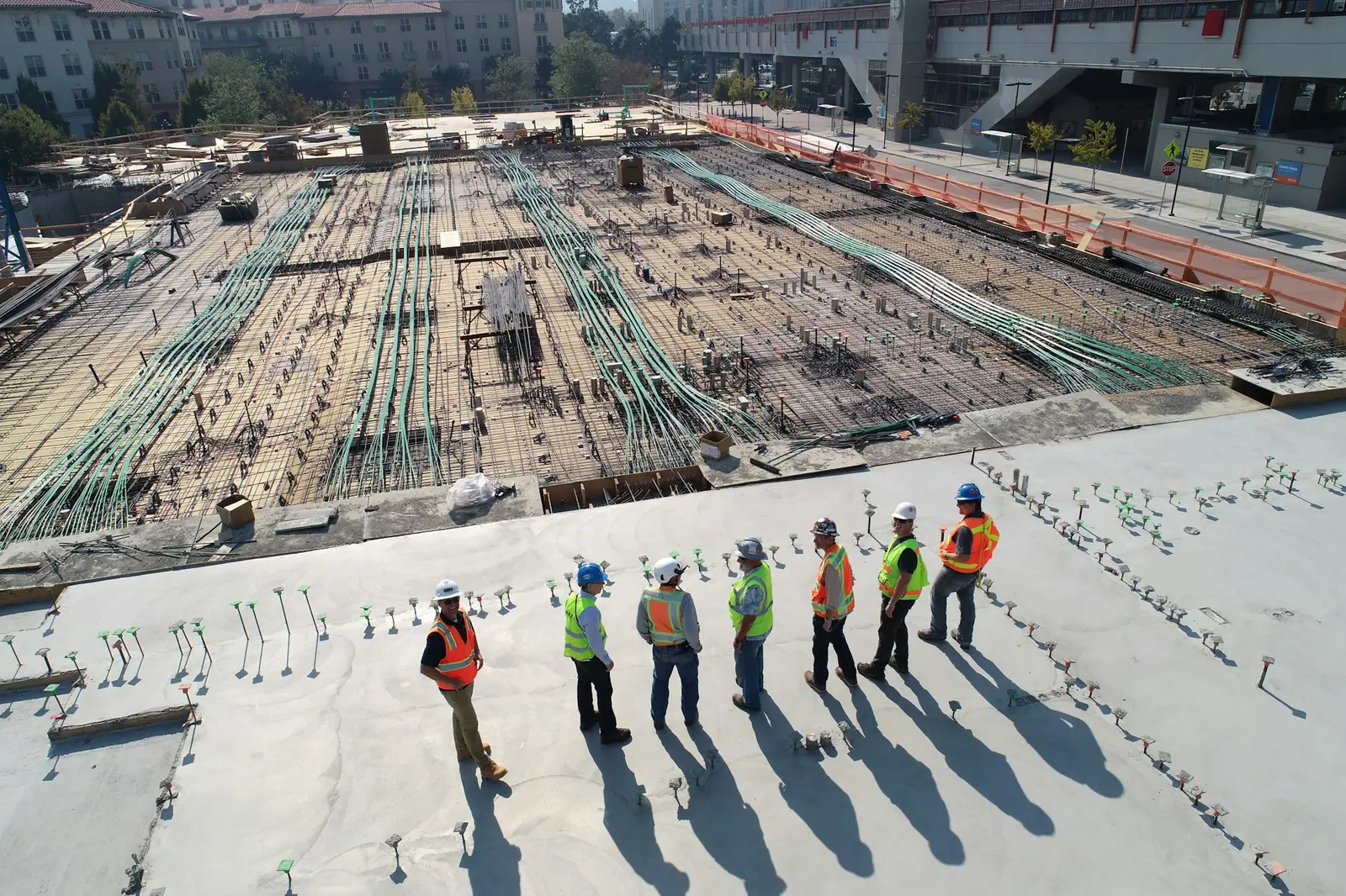 Baustelle eines großen Gebäudes aus der Luft mit Bauarbeitern