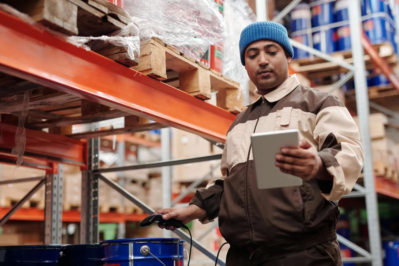 Mitarbeiter mit Tablet im Lager